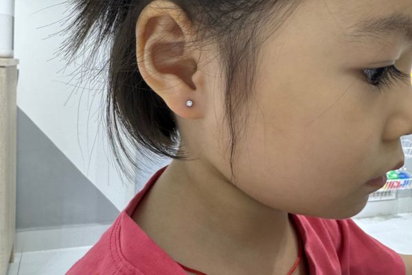 ảnh em bé xỏ khuyên tai diện Tết 2024 dễ thương