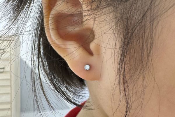 ảnh em bé xỏ khuyên tai diện Tết 2024 dễ thương