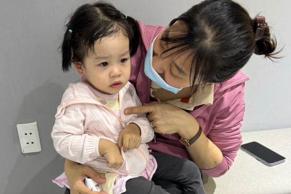 ảnh em bé xỏ khuyên tai diện Tết 2024 dễ thương