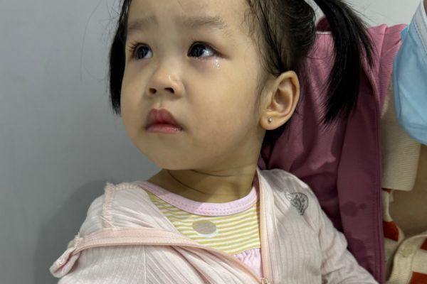 ảnh em bé xỏ khuyên tai diện Tết 2024 dễ thương