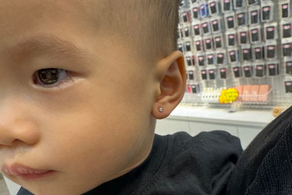 ảnh em bé xỏ khuyên tai diện Tết 2024 dễ thương