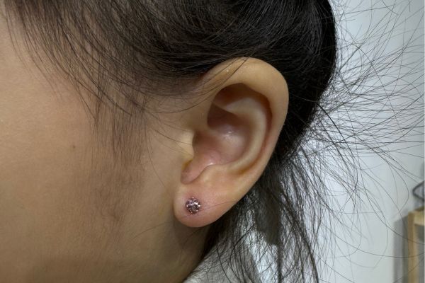 ảnh em bé xỏ khuyên tai diện Tết 2024 dễ thương