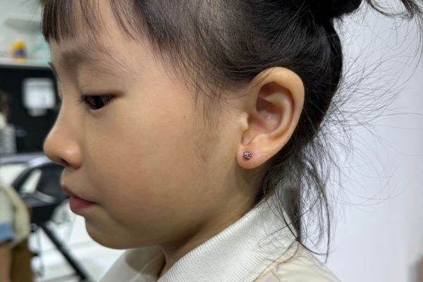 ảnh em bé xỏ khuyên tai diện Tết 2024 dễ thương