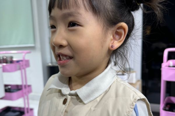 ảnh em bé xỏ khuyên tai diện Tết 2024 dễ thương