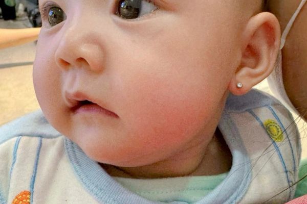 ảnh em bé xỏ khuyên tai diện Tết 2024 dễ thương