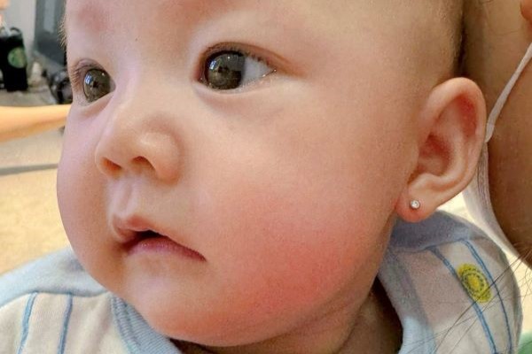 Em bé xỏ khuyên tai - Hình ảnh mới nhất năm Giáp Thìn