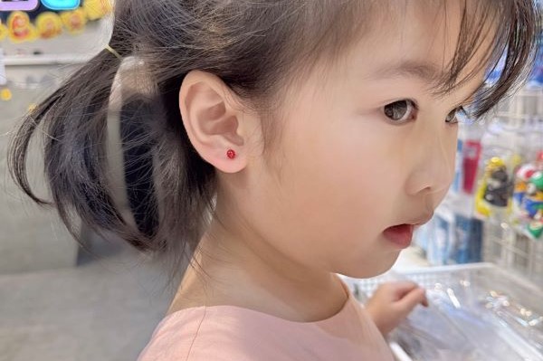 Em bé xỏ khuyên tai - Hình ảnh mới nhất năm Giáp Thìn