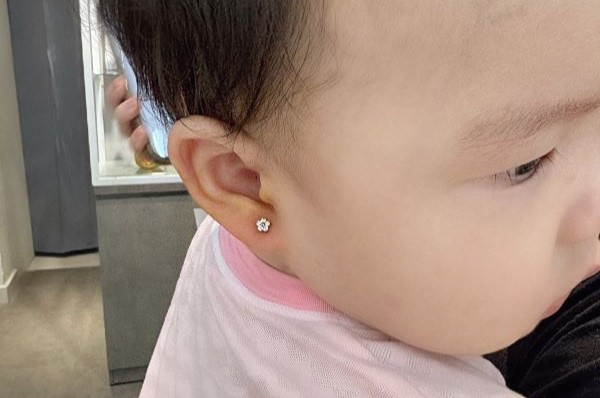 Em bé xỏ khuyên tai - Hình ảnh mới nhất năm Giáp Thìn