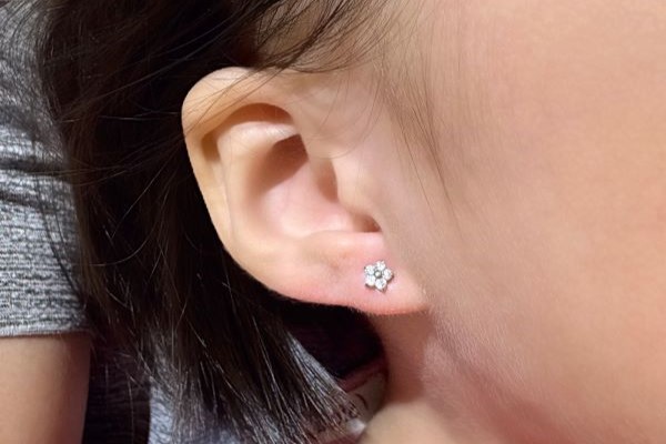 Em bé xỏ khuyên tai - Hình ảnh mới nhất năm Giáp Thìn