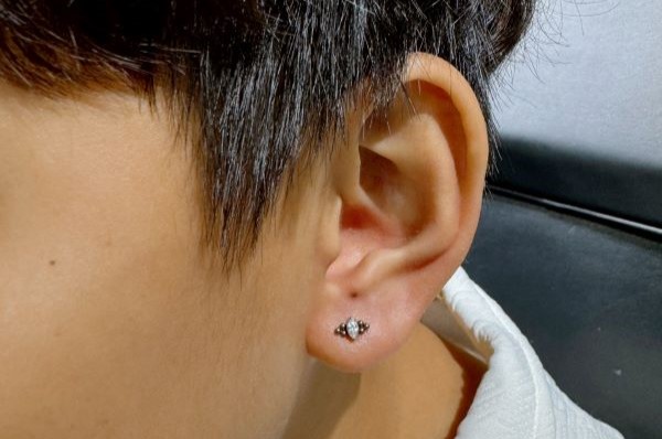 Em bé xỏ khuyên tai - Hình ảnh mới nhất năm Giáp Thìn