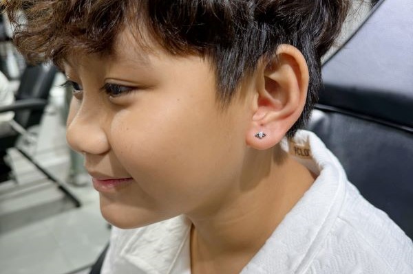 Em bé xỏ khuyên tai - Hình ảnh mới nhất năm Giáp Thìn
