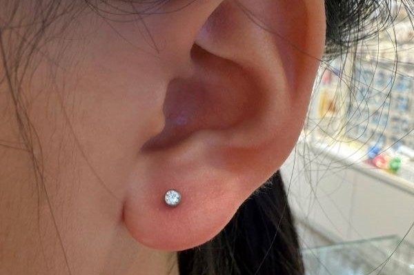 Em bé xỏ khuyên tai - Hình ảnh mới nhất năm Giáp Thìn