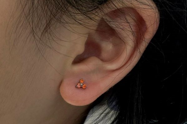 Em bé xỏ khuyên tai - Hình ảnh mới nhất năm Giáp Thìn