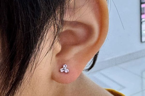 Em bé xỏ khuyên tai - Hình ảnh mới nhất năm Giáp Thìn