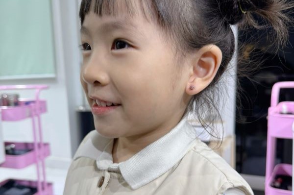 Em bé xỏ khuyên tai - Hình ảnh mới nhất năm Giáp Thìn