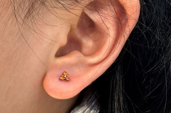 Em bé xỏ khuyên tai - Hình ảnh mới nhất năm Giáp Thìn