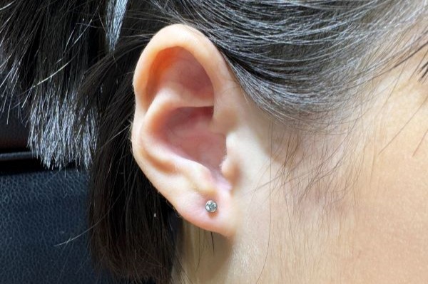 Em bé xỏ khuyên tai - Hình ảnh mới nhất năm Giáp Thìn