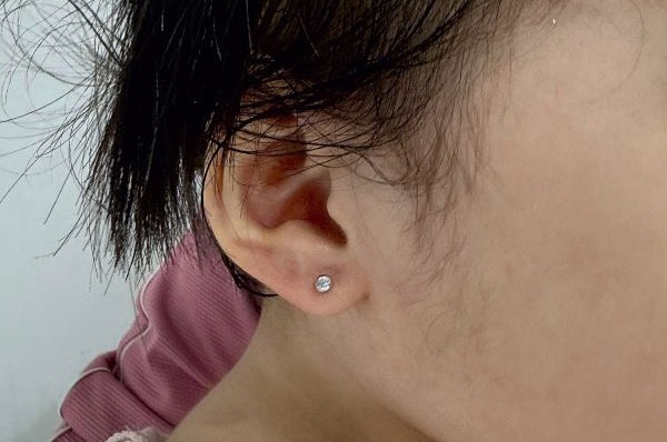 Em bé xỏ khuyên tai - Hình ảnh mới nhất năm Giáp Thìn