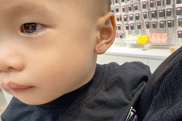Em bé xỏ khuyên tai - Hình ảnh mới nhất năm Giáp Thìn