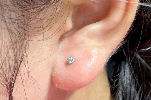 Em bé xỏ khuyên tai - Hình ảnh mới nhất năm Giáp Thìn