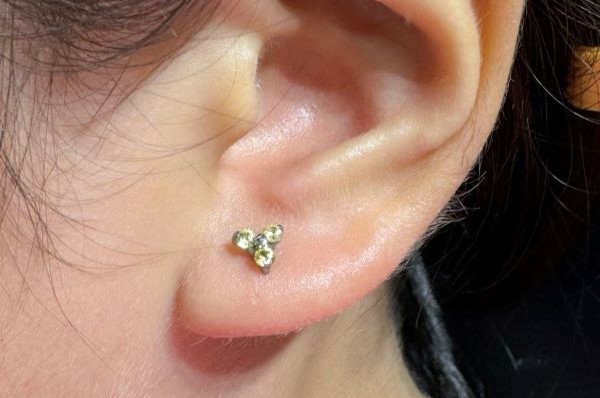 Em bé xỏ khuyên tai - Hình ảnh mới nhất năm Giáp Thìn