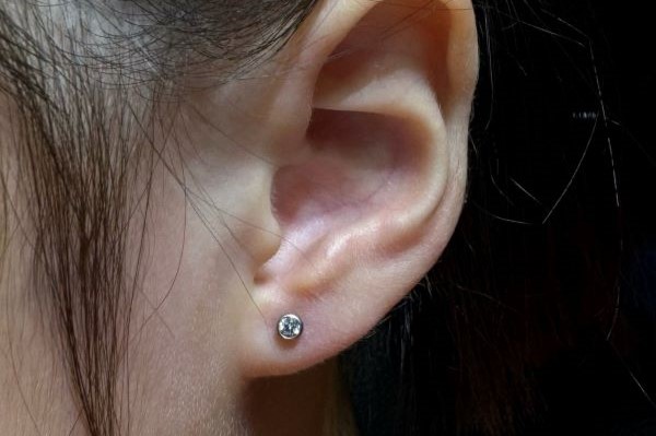 Em bé xỏ khuyên tai - Hình ảnh mới nhất năm Giáp Thìn