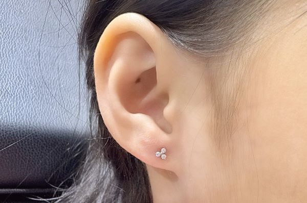 Em bé xỏ khuyên tai - Hình ảnh mới nhất năm Giáp Thìn