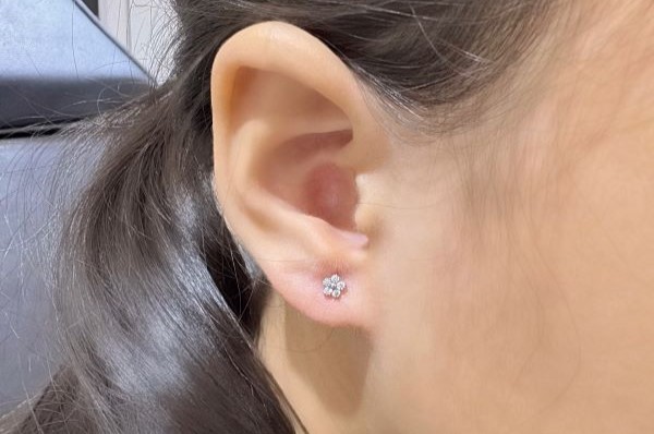 Em bé xỏ khuyên tai - Hình ảnh mới nhất năm Giáp Thìn