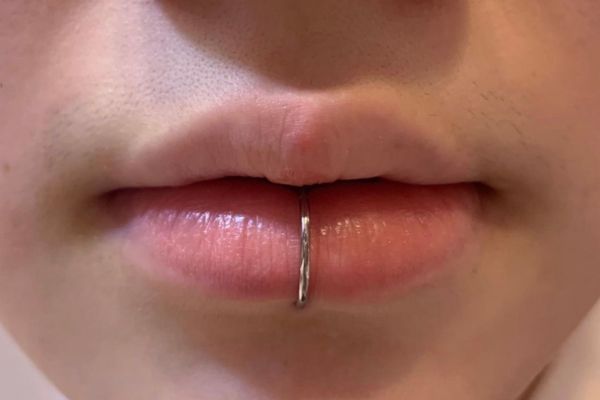 Giá xỏ khuyên môi