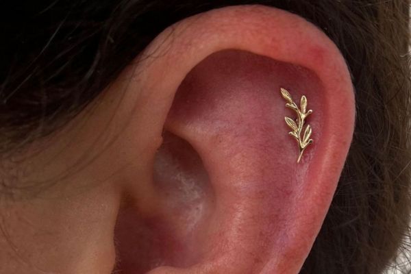 Giá xỏ khuyên tai TinyBox