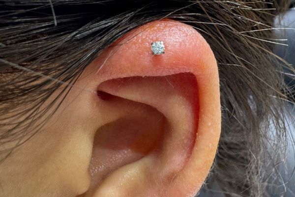 Giới trẻ xỏ khuyên, xu hướng hay nổi loạn?