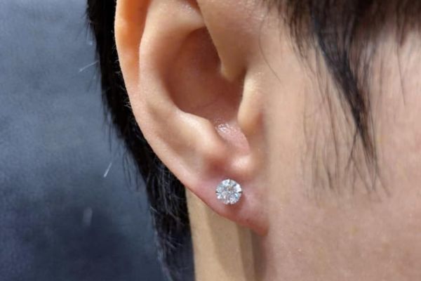 Hình ảnh bạn nam xỏ Lobe tại TinyBox - 11/2024