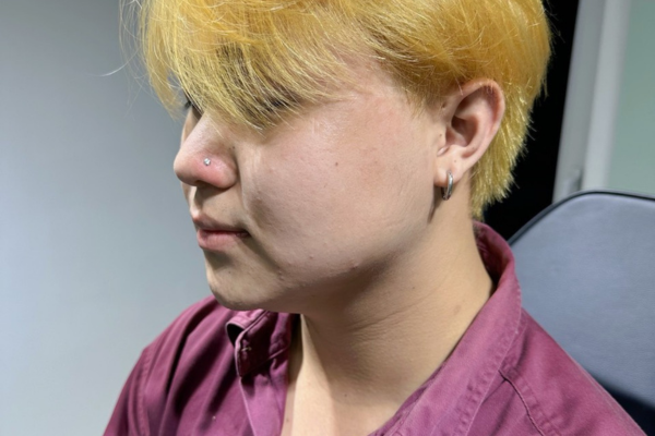 Ảnh xỏ khuyên cánh mũi cho khách tại shop TinyBox 10/2023