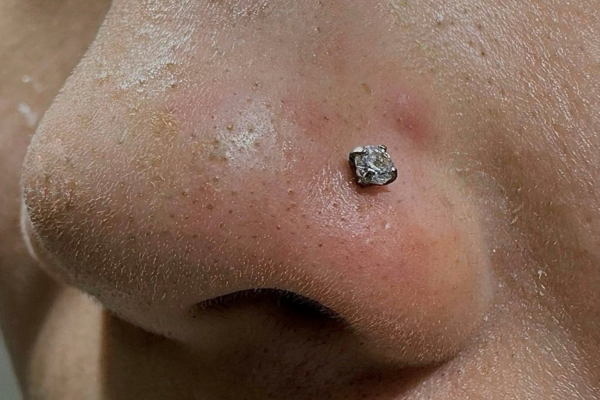 Ảnh xỏ khuyên cánh mũi cho khách tại shop TinyBox 10/2023