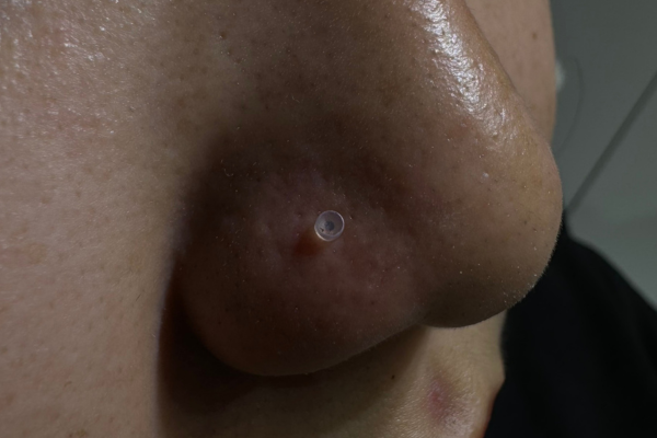 Ảnh xỏ khuyên cánh mũi cho khách tại shop TinyBox 10/2023