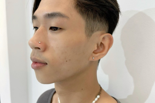 Ảnh xỏ khuyên cánh mũi cho khách tại shop TinyBox 10/2023