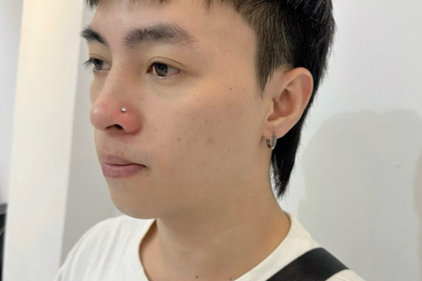 Ảnh xỏ khuyên cánh mũi cho khách tại shop TinyBox 10/2023