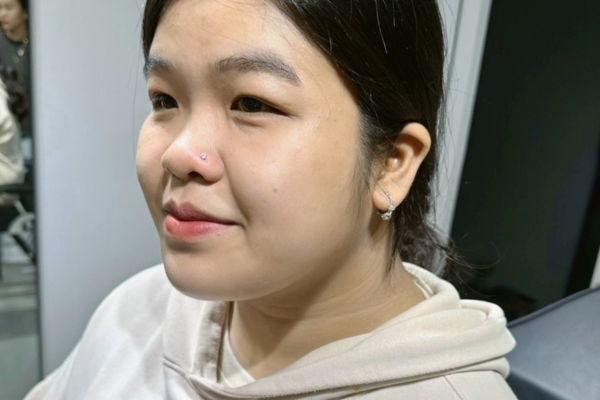 Ảnh xỏ khuyên cánh mũi cho khách tại shop TinyBox 10/2023