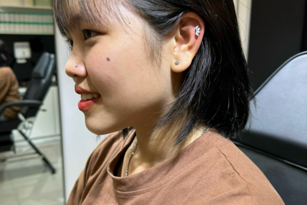 Ảnh xỏ khuyên cánh mũi cho khách tại shop TinyBox 10/2023