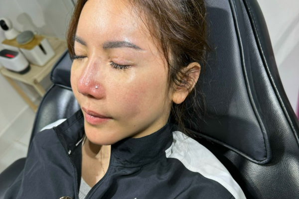 Ảnh xỏ khuyên cánh mũi cho khách tại shop TinyBox 10/2023