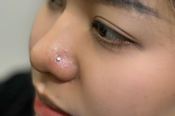 xỏ khuyên cánh mũi