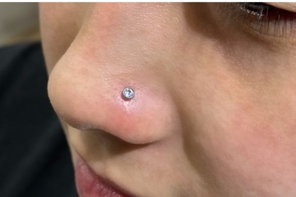 xỏ khuyên cánh mũi