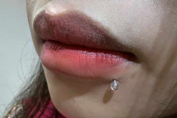 xỏ khuyên môi