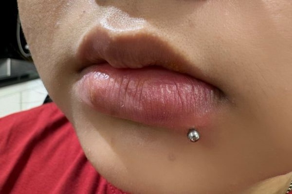 xỏ khuyên môi