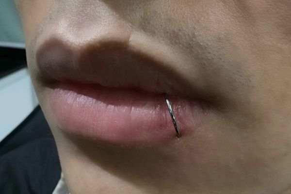 xỏ khuyên môi