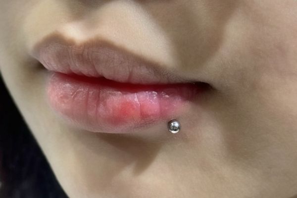 xỏ khuyên môi