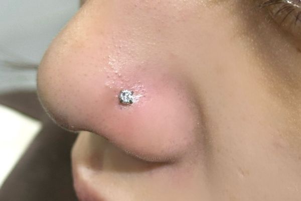 xỏ khuyên cánh mũi