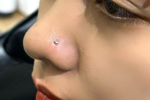 xỏ khuyên cánh mũi