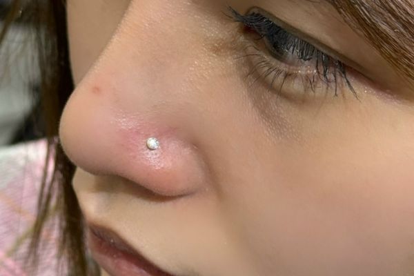 xỏ khuyên cánh mũi