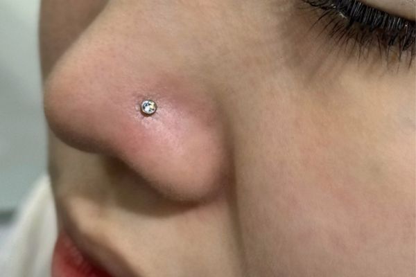 xỏ khuyên cánh mũi